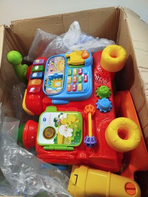 une boîte remplie de jouets qui se trouvent dans la boîte