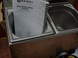 Plusieurs plats sont alignés sur une table