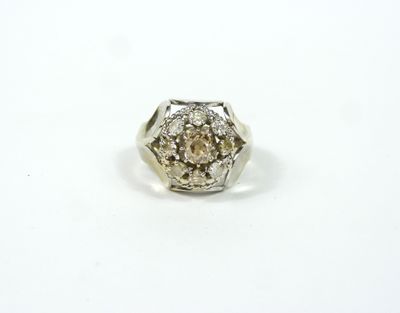une image d'une bague en diamant sur fond blanc