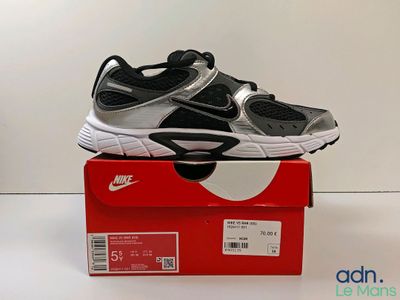 boys ' nike air prestoe running shoes in black and silver