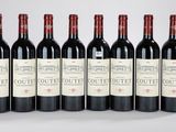 six bouteilles de vin rouge sont alignées