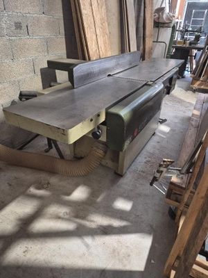 une photo d'un banc en bois dans un atelier