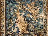 un gros plan d'une tapisserie représentant des anges