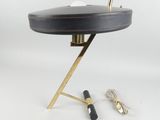 une lampe de bureau noire et dorée avec un abat-jour en cuir noir