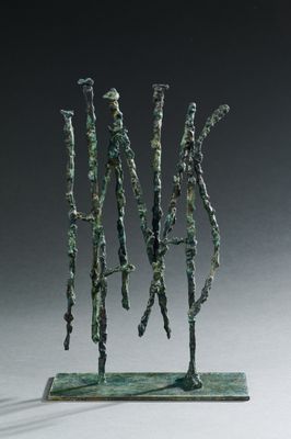 sculpture représentant un groupe d'arbres posée sur un socle, sur une surface blanche