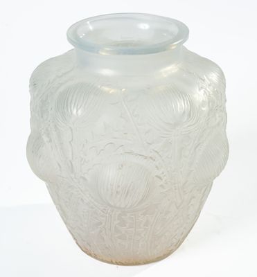 un vase en verre posé sur une surface blanche