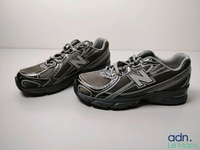 une paire de chaussures New Balance posée sur une surface blanche
