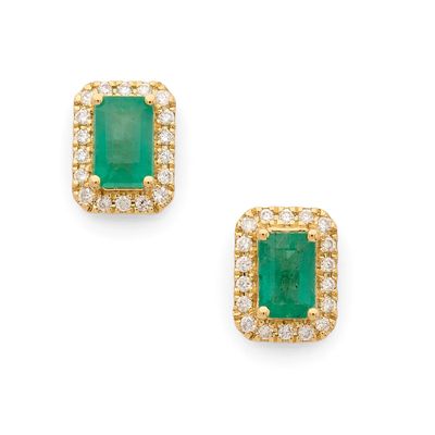 une paire de boucles d'oreilles en émeraude et diamant
