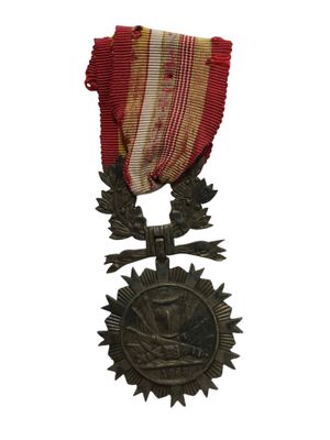 une vieille médaille ornée d'un ruban et d'une étoile