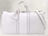 un sac Louis Vuitton blanc posé sur une table