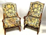 une paire de chaises anciennes rembourrées avec un tissu à motifs floraux rembourré rembourré rembourré rembourré rembourré rembourré rembourré rembourré rembourré