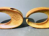 deux pièces de poterie jaune posées sur une surface grise