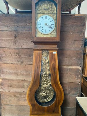 une horloge de parquet exposée dans un magasin