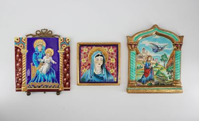 trois photos encadrées représentant une femme et un homme, accrochées au mur