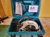 une mallette à outils bleue contenant une scie circulaire