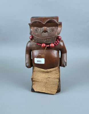 une figurine en bois représentant un homme barbu portant des lunettes