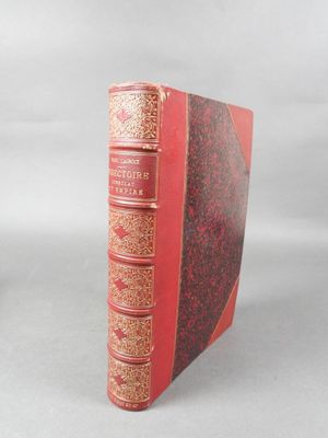un livre rouge posé sur une table