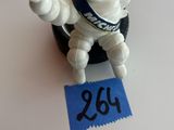 une figurine représentant un homme assis sur une table