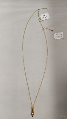 un collier en or avec un pendentif en perle, monté sur une chaîne en or
