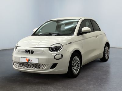 la petite voiture blanche est garée dans une grande pièce