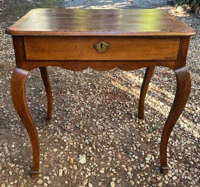 une petite table surmontée d'un tiroir