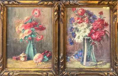 deux tableaux représentant des fleurs dans un vase et un vase de fleurs posé sur une table