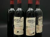 trois bouteilles de vin rouge sont alignées sur une surface noire
