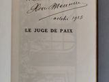 un livre ouvert avec une écriture dessus, posé sur une table