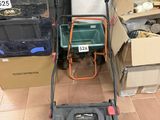 une tondeuse à gazon posée par terre à côté de cartons