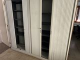 une pièce équipée d'une porte coulissante et d'un placard