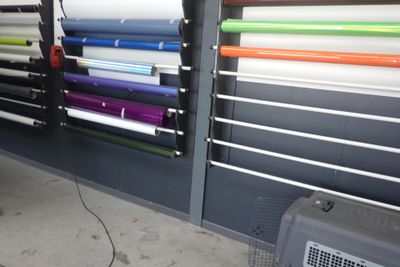 de nombreux rouleaux de papier coloré accrochés au mur