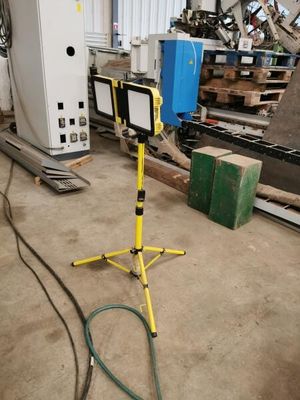 une photo d'un atelier d'usinage contenant de nombreux équipements