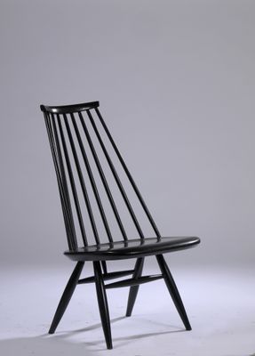 une image représentant une chaise noire sur fond blanc