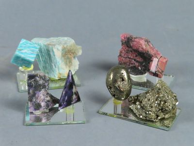 Trois types de cristaux différents sont présentés sur un socle transparent