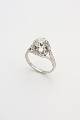 une image d'une bague en diamant sur fond blanc