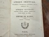un livre ouvert posé sur une table en bois