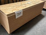 une grande boîte en bois sur laquelle est apposée une étiquette de prix