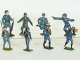 de nombreuses figurines représentant des hommes vêtus d'uniformes bleus
