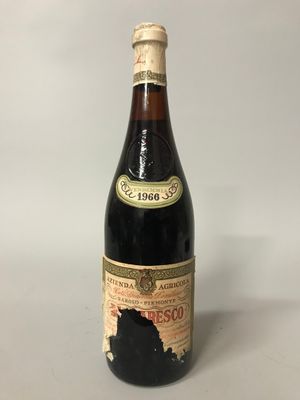 une vieille bouteille de vin posée sur une table blanche