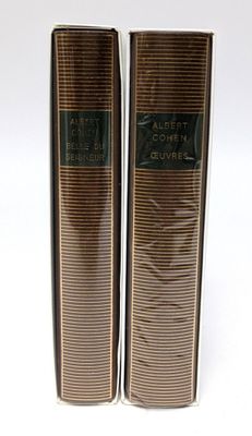 deux livres marron posés l'un à côté de l'autre sur une surface blanche