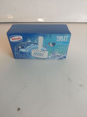 un tube de dentifrice posé sur le plan de travail, à côté d'une brosse à dents