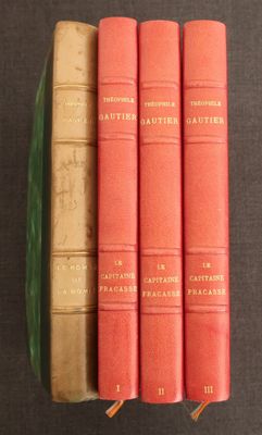 trois livres sont empilés sur une table