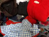 un tas de vêtements qui traîne dans une valise