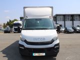 un camion blanc garé dans un parking