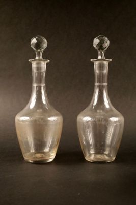 une paire de carafes en verre transparent sur fond noir