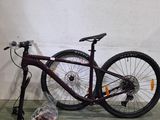 un vélo appuyé contre un mur dans un garage