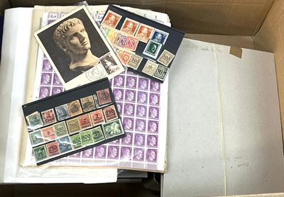 Carton avec 1 classeur collection historique, 1 boîte à chau…