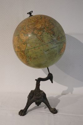 une statue représentant un homme tenant un grand globe terrestre posé sur un socle