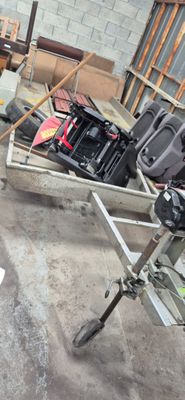 une moto garée dans un garage