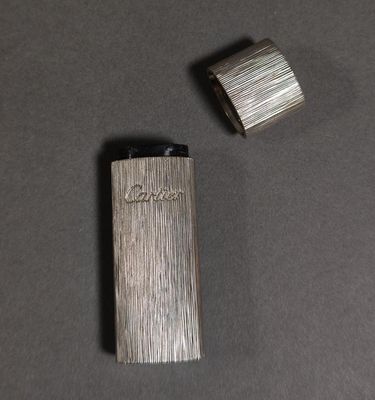 deux briquets posés l'un à côté de l'autre sur la table